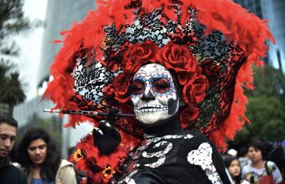 Tisuće Meksikanaca paradiralo ulicama u kostimima kostura