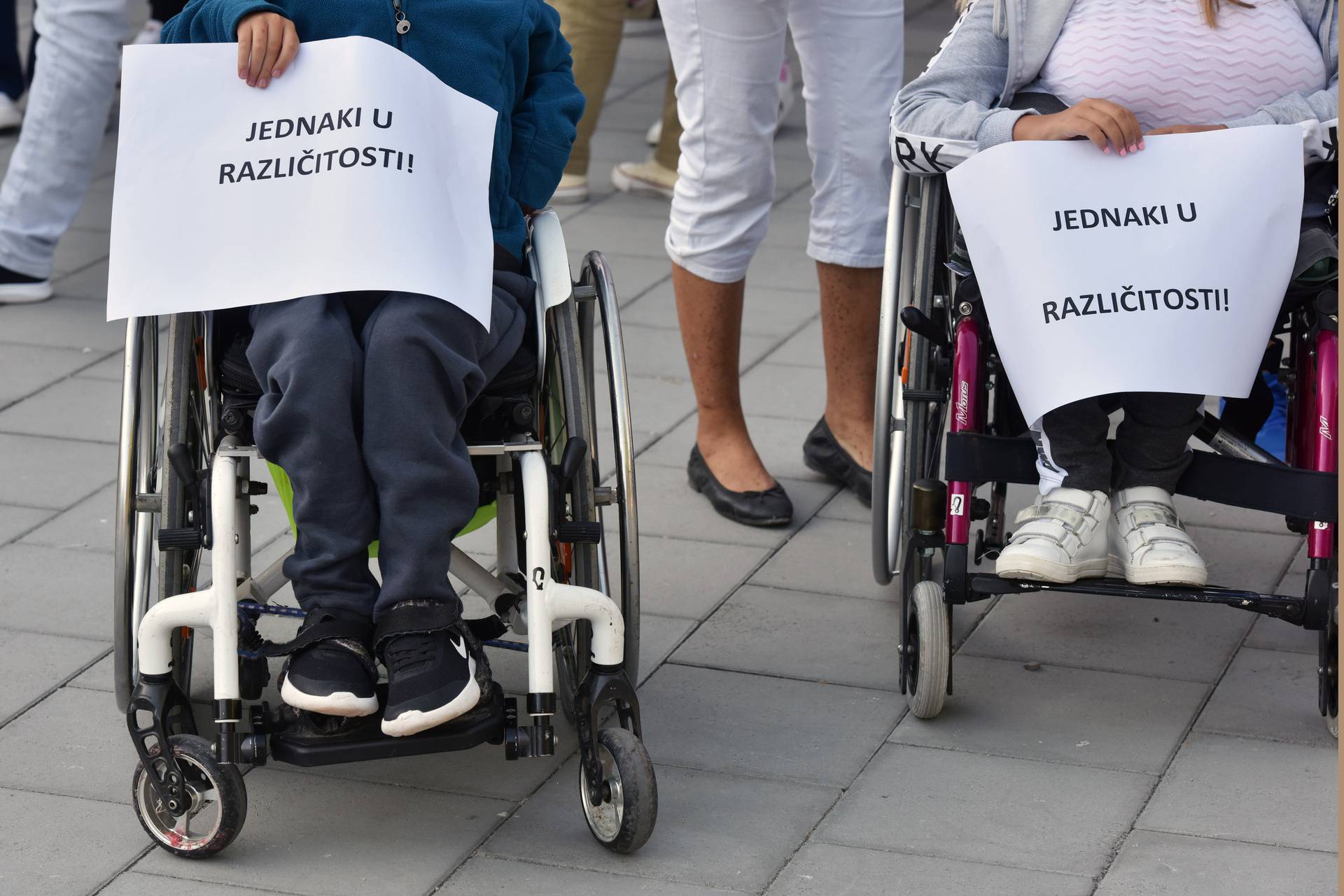 Knin: Prosvjed zbog ne rješavanja statusa pomoćnika u nastavi