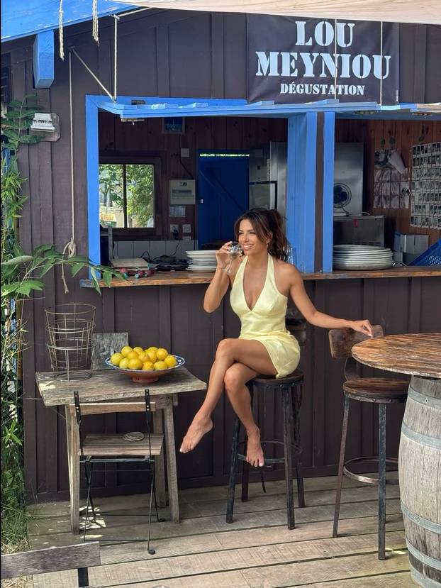 FOTO Mali rozi bikini i isklesana figura! Seksi 'kućanica' na plaži