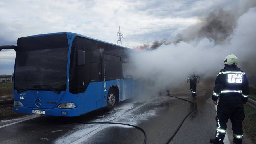 Buktinja na cesti: Zapalio se ZET-ov bus kod Velike Gorice
