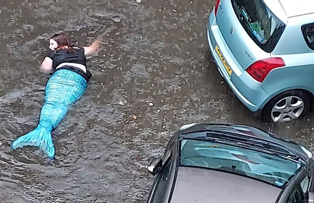 Kiša poplavila ulice Glasgowa, ali jedna žena se snašla: Obukla se kao sirena i plivala po gradu