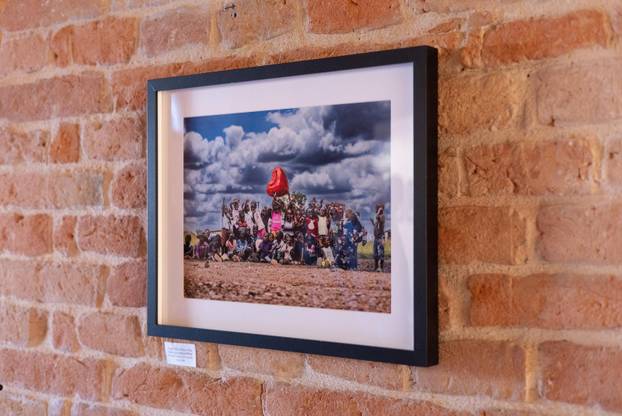 Osijek: Svečano otvorenje izložbe fotografija fotoreporterke Pixsella Emice Elveđi "Srce za Afriku"
