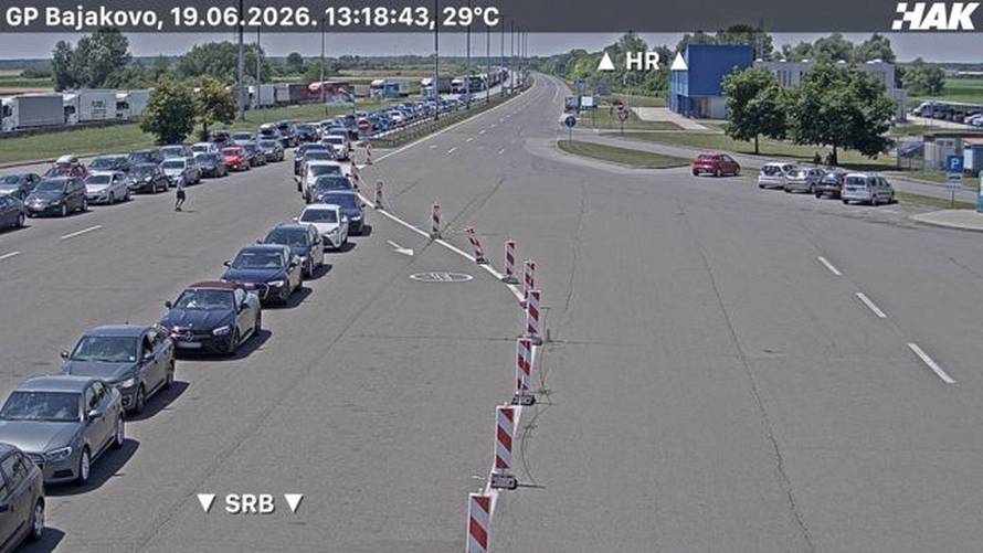 FOTO Skratili petak i požurili na produženi vikend: Ogromna gužva kod Lučkog prema moru