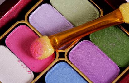 Bojama protiv zime: Energične boje šminke na -10 Celzijevaca