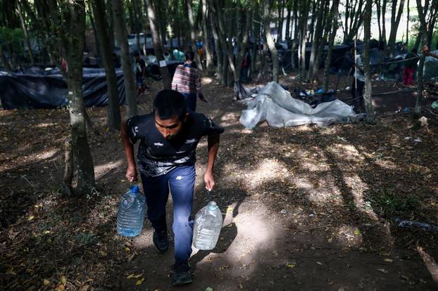 Migranti formirali novi kamp u šumama iznad Mirala u Velikoj Kladuši