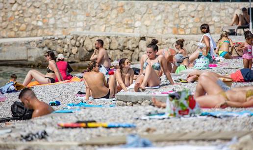 Dubrovnik: U uvali Lapad brojni turisti uživaju u suncu i moru