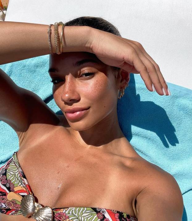 FOTO Bivša konobarica se zbog Benzeme preobratila na islam, rodila mu i dijete. Prekinuli su