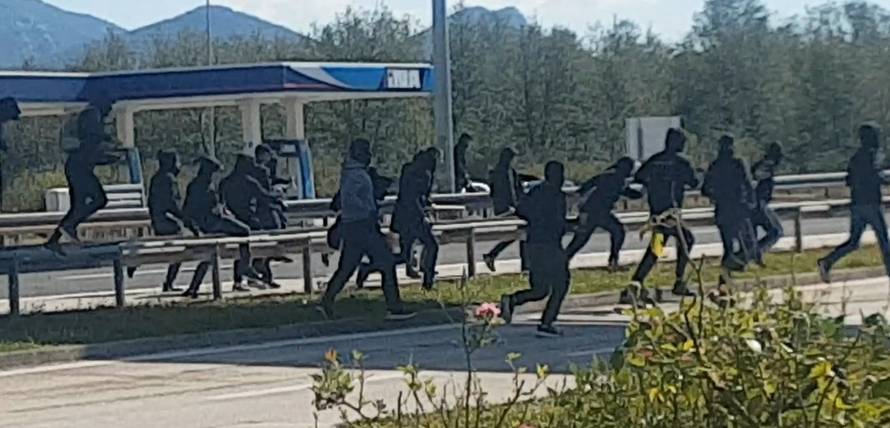 Krvavi obračun na autocesti: Palicama razbijali aute i kafić