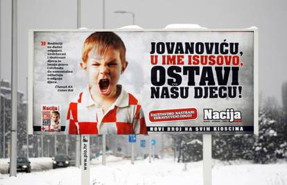 Napadaju i  jumbo plakatima: Jovanoviću, ostavi našu djecu