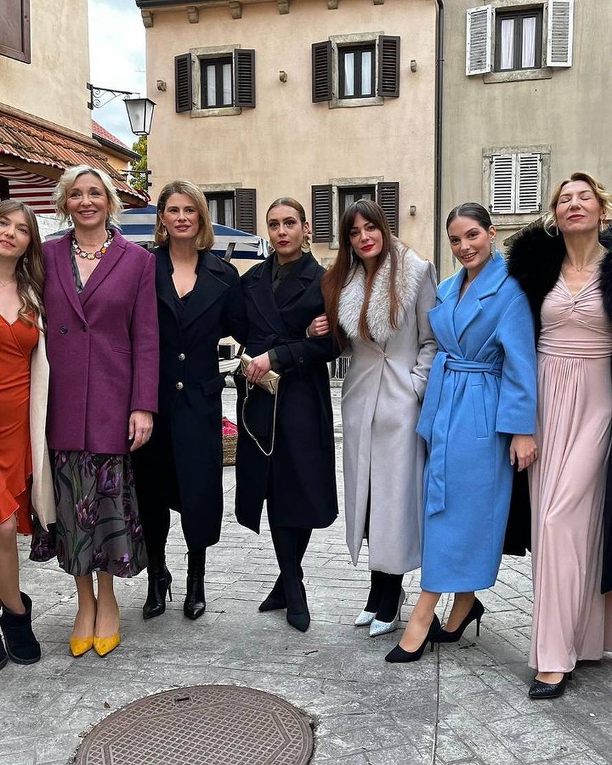 Zvijezda 'Kumova' oprostila se od omiljene serije pa podijelila niz fotki: 'Ovi ljudi su čudo!'