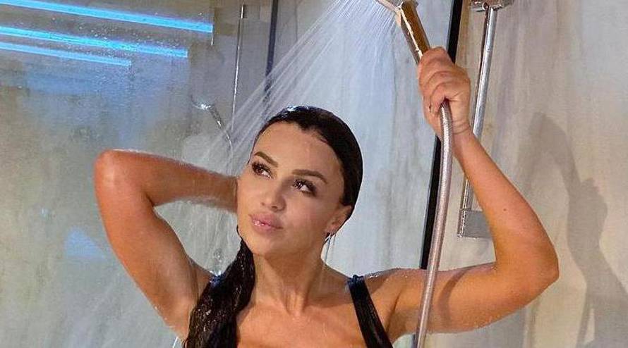 Stanija pozirala pod tušem: Svi su gledali u grudi i stražnjicu...