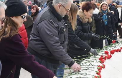 Na Trgu žrtava fašizma ostavili karanfile za žrtve holokausta