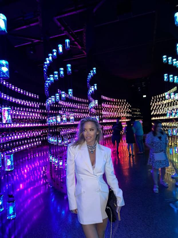 Za njih nema hladnoće i magle! Šime i Maja u badićima pozirali kraj bazena, 'padali' i zagrljaji