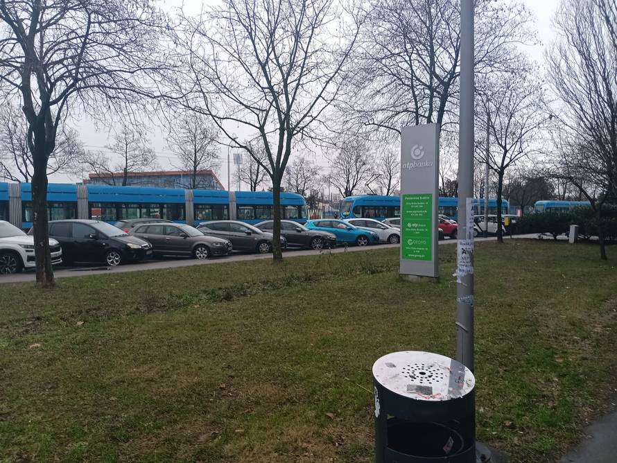 Automobilom podletio pod tramvaj na Sveticama: 'Opći je zastoj, nitko se ne mrda'