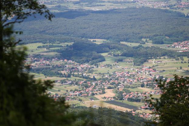 Zagreb: Panoramski pogled na Hrvatsko zagorje sa Sljemena