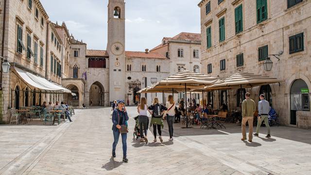 Dubrovnik: Popuštanjem mjera i otvaranjem kafića Stradun se polako vraća u normalu