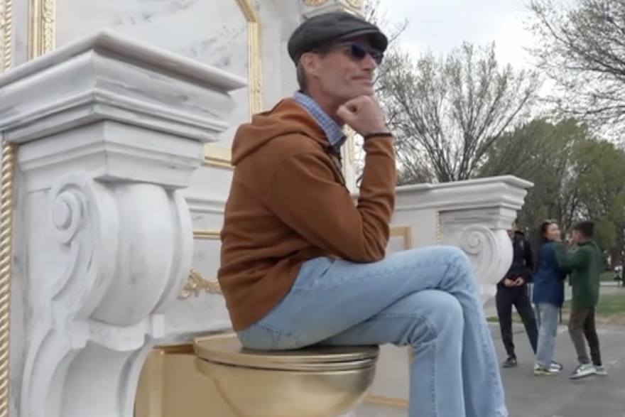 'Prijestolje dostojno kralja': Skulptura toaleta pojavljuje se u Washingtonu D.C.