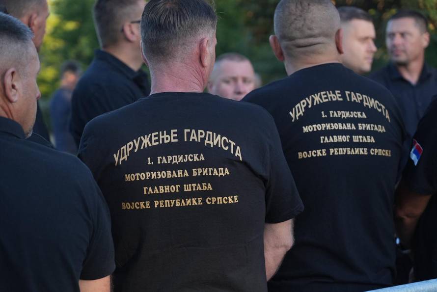 Beograd: Brojni građani došli odati počast ratnom zločincu Ratku Mladiću