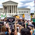 SAD ukinuo odluku o pobačaju: Masovni prosvjedi ispred zgrade Vrhovnog suda