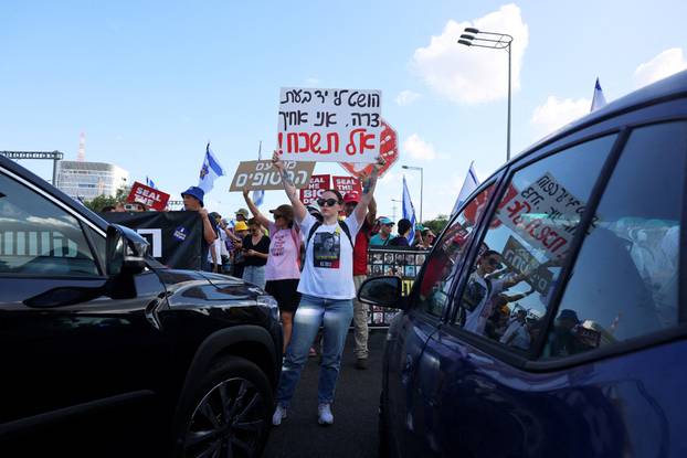 People block the Ayalon highway at its access road to Tel Aviv