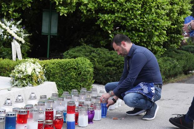 Zagreb: Prijatelji i bivši suigrači na groblju Mirogoj povodom obilježavanja 30. godišnjice od smrti Dražena Petrovića
