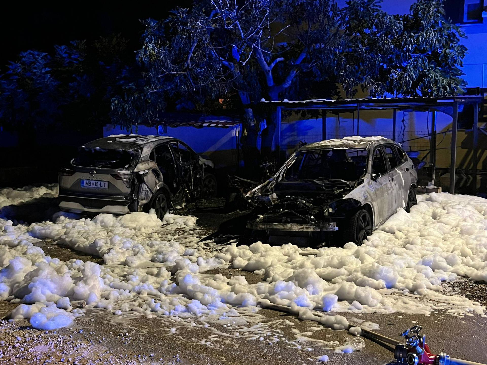 U Rovinju u požaru izgorjeli automobil i motocikl načelnika policije:  Utvrđuju se okolnosti...