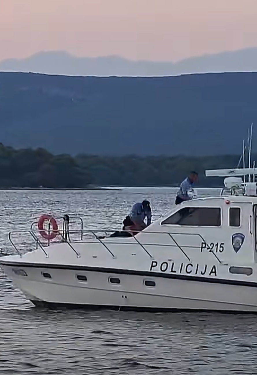 Širi se snimka na kojoj policajac s broda baca psa u more! Evo što kažu: 'Samo smo ga pustili'