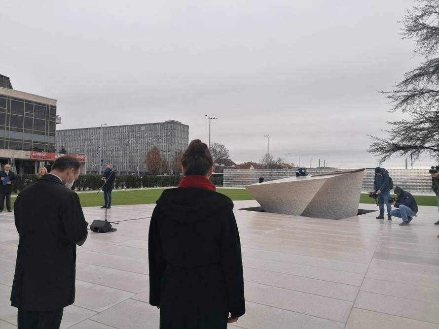 Bandić na otvorenju Spomenika domovini: 'Znam ja što je stina, ova će stina tu stajati vječno'