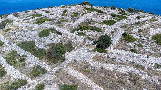 Otok Bavljenac izgleda kao divovski otisak prsta i nezaobilazna je atrakcija u šibenskom arhipelagu
