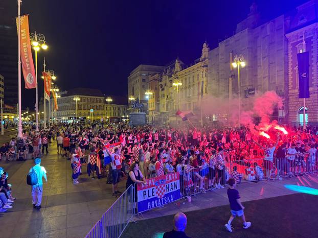 FOTO HRVATSKA NE SPAVA Pogledajte atmosferu s trgova, gužva je kao da je podne!