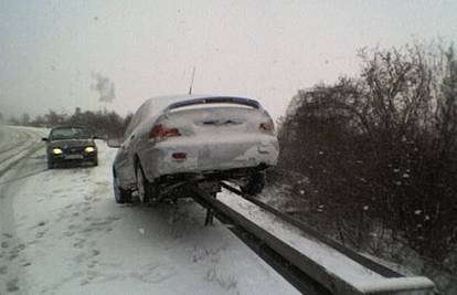 Zbog snijega na cesti auto 'parkirala' na ogradu