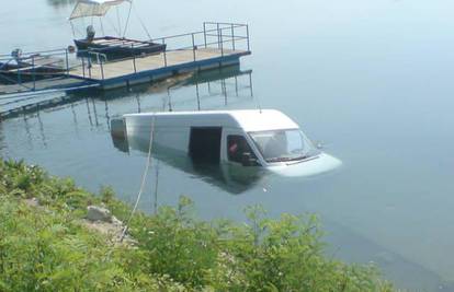 Htio iskrcati jet ski, pa kombijem skliznuo u rijeku