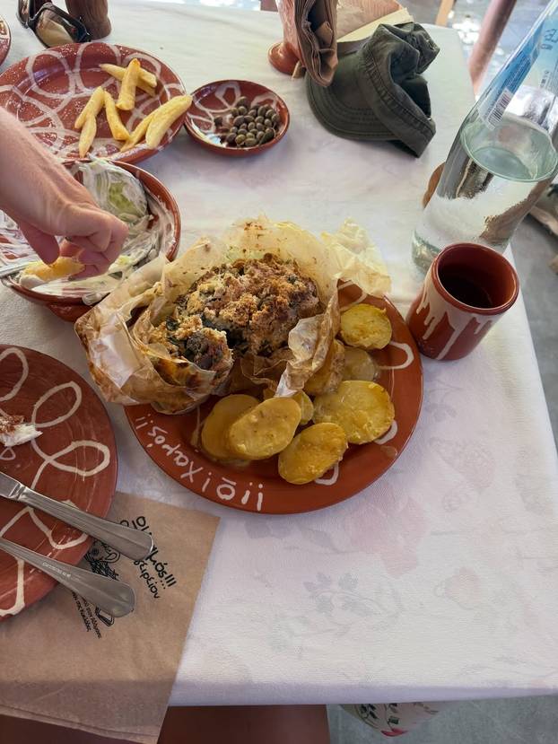 FOTO Sve nosi bez grudnjaka! Australka Eliza je cijela prirodna, kaže da voli slobodu