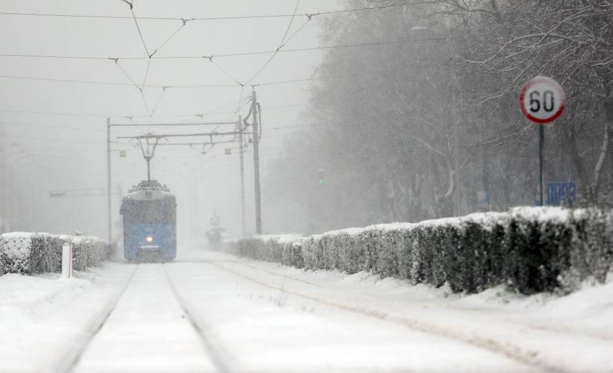 HGSS nepokretnom muškarcu kod Gračaca donio hranu i drva