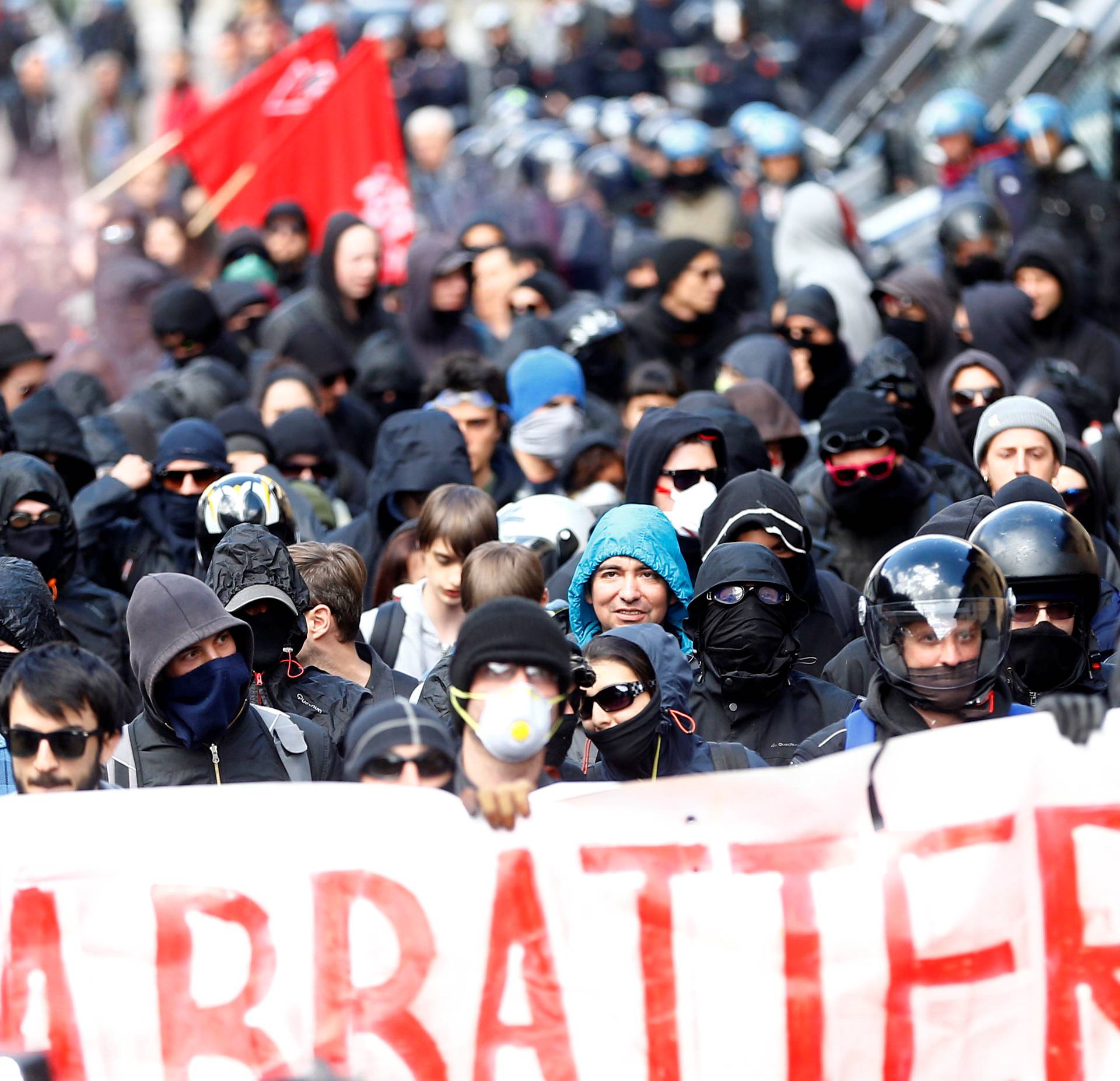 Sukob policije i prosvjednika: Ne žele ogradu na granici