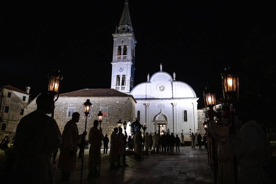 Jelsa: Dolazak procesije "Za križen" iz Vrboske u Jelsu