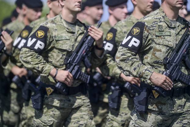 Velika Gorica: Uvježbavanje pješačkih postroja Hrvatske vojske za svečani vojni mimohod