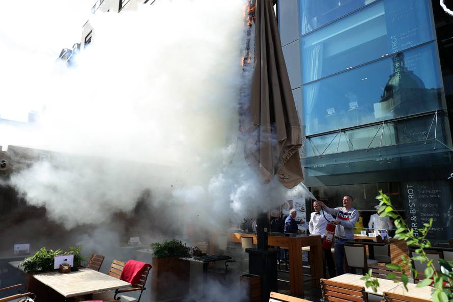 Zagreb: Vatreno na Cvjetnom trgu - zapalio se suncobran restorana, nasreÄu nema ozlijeÄenih