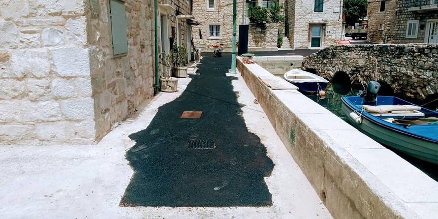 Ruglo u Kaštelima: Krenula je turistička sezona, a crni asfalt usred najljepšeg dijela grada