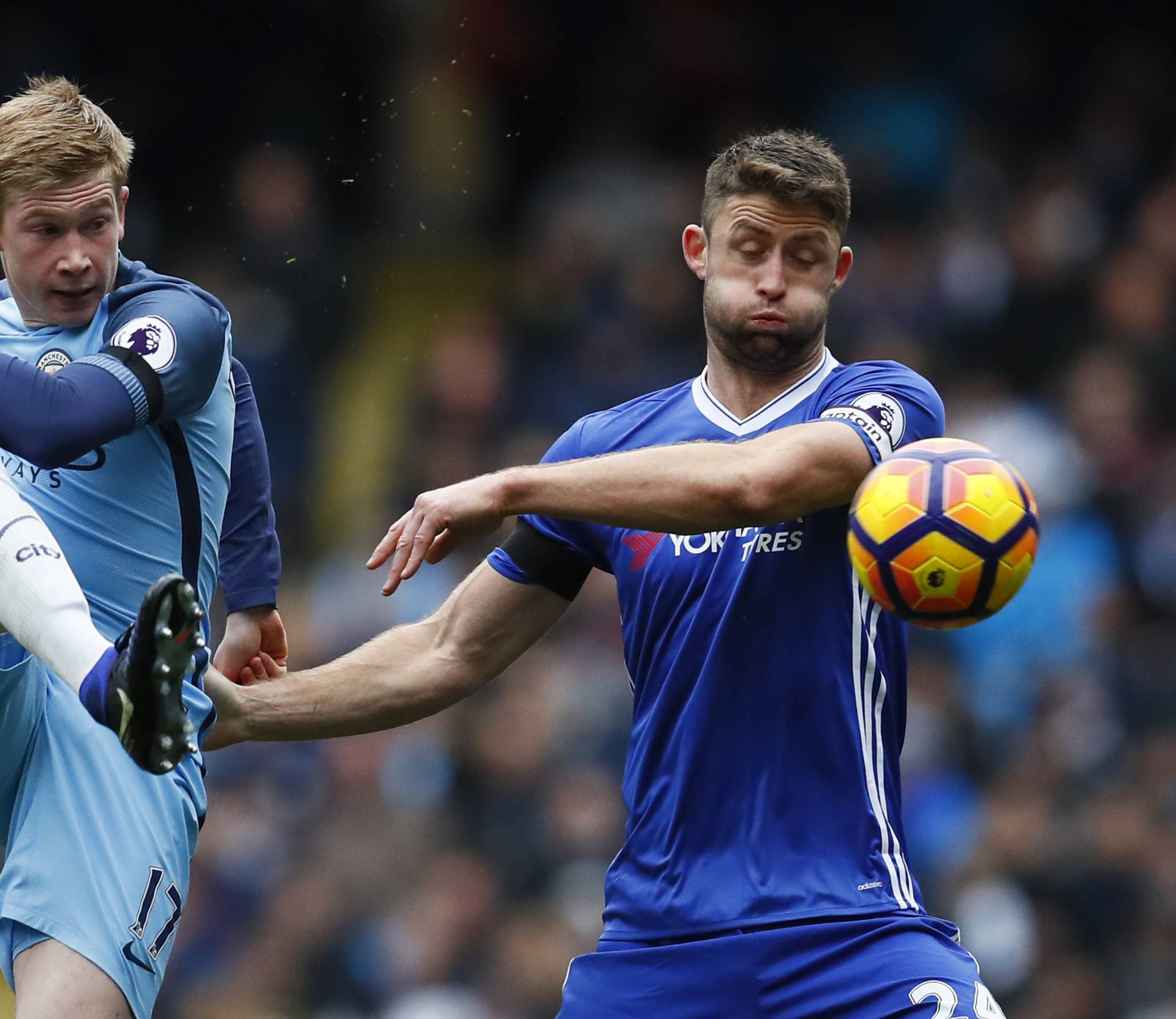 Manchester City's Kevin De Bruyne in action with Chelsea's Gary Cahill