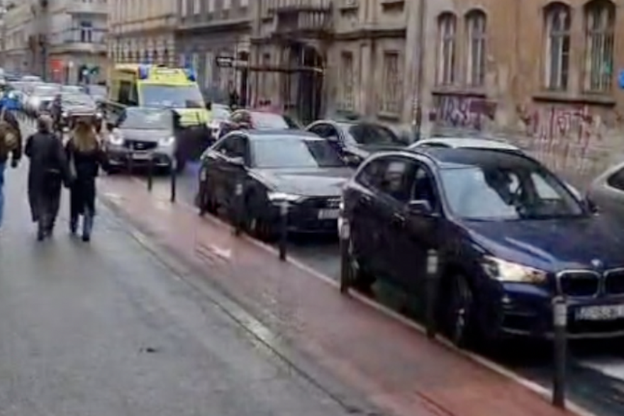 Radi postavljenih stupića u Gundulićevoj ulici, automobili se ne mogu pomaknuti i omoguciti hitnoj da prode