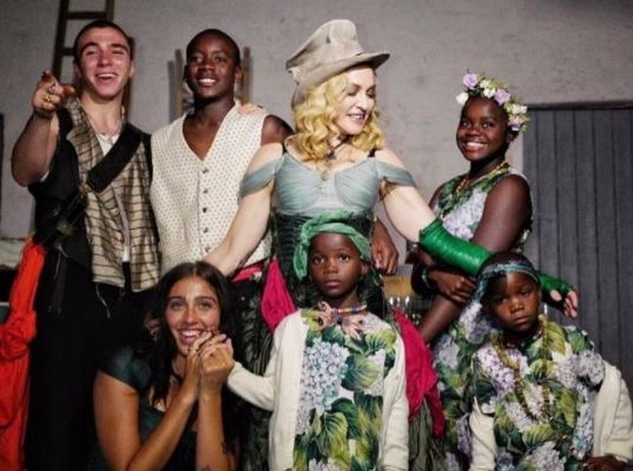 Nakon tretmana lica vilicama, Madonna je pozirala u toplesu