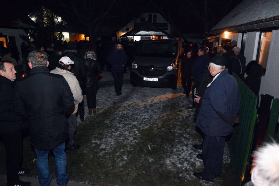 Donja Mahala: Rodbina, prijatelji i brojni mjeÅ¡tani doÄekali lijes Ive GregureviÄa