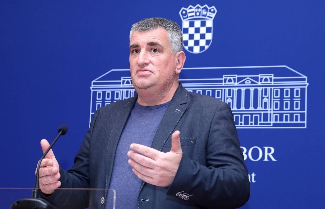 Bulj upozorava na autobuse i tražio da se ograniči starost