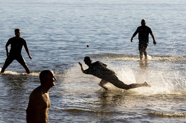FOTO Partija picigina na staru godinu na sunčanim Bačvicama