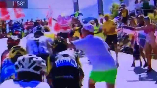 Gledatelj nasrnuo i odgurnuo Froomea na Tour de Franceu