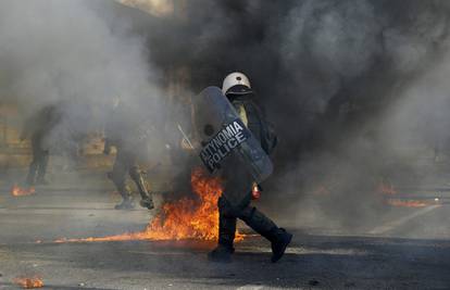 Prosvjednici u Ateni su bacali kamenje i molotovljeve koktele