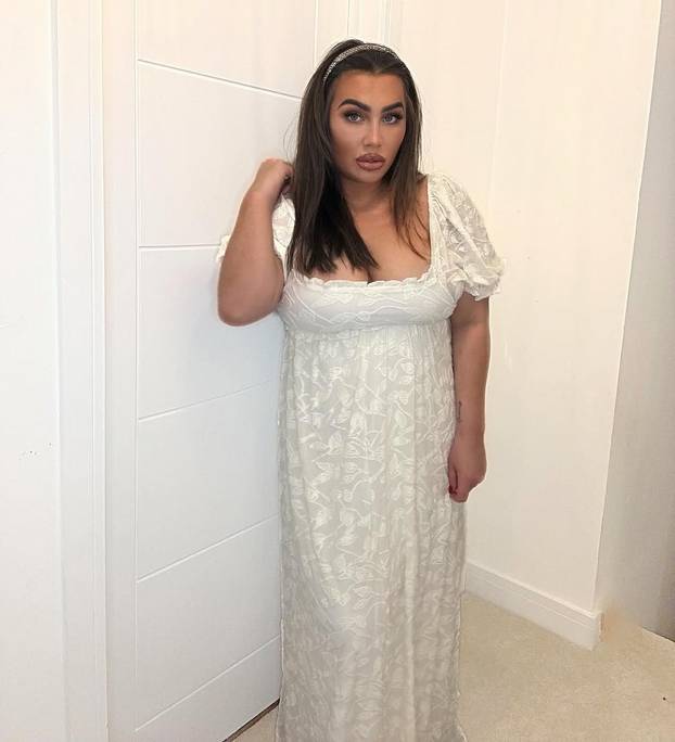 FOTO 'Bolje da ljulja nego... ' Izvijala se na bazenu, a kad su došli paparazzi - izbacila guzu