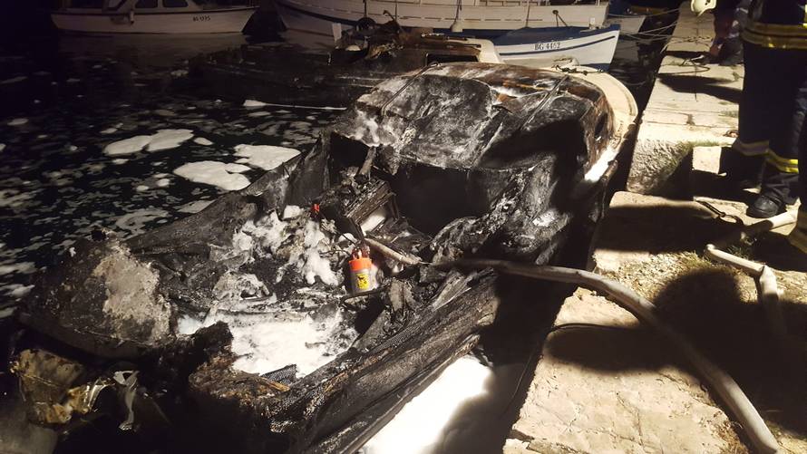 Zagađeno more: U noći planulo nekoliko brodica, dvije potonule