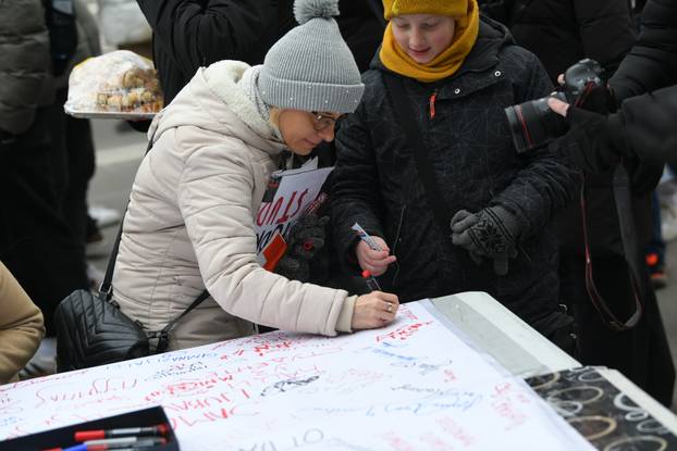 FOTO Ljuti studenti na prosvjedu u Srbiji: 'Svakog se trenutka očekuje da će pasti...'